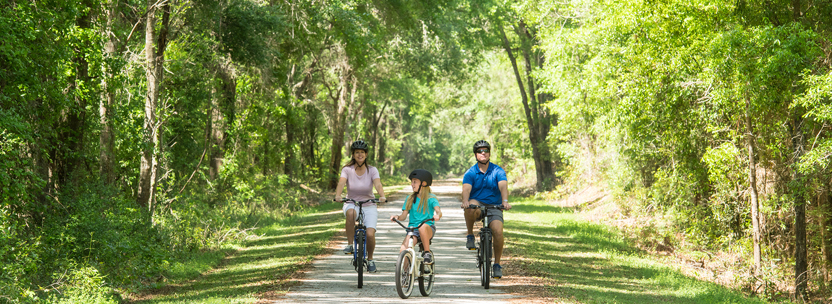 Family rides bikes down the Suwannee River Greenway